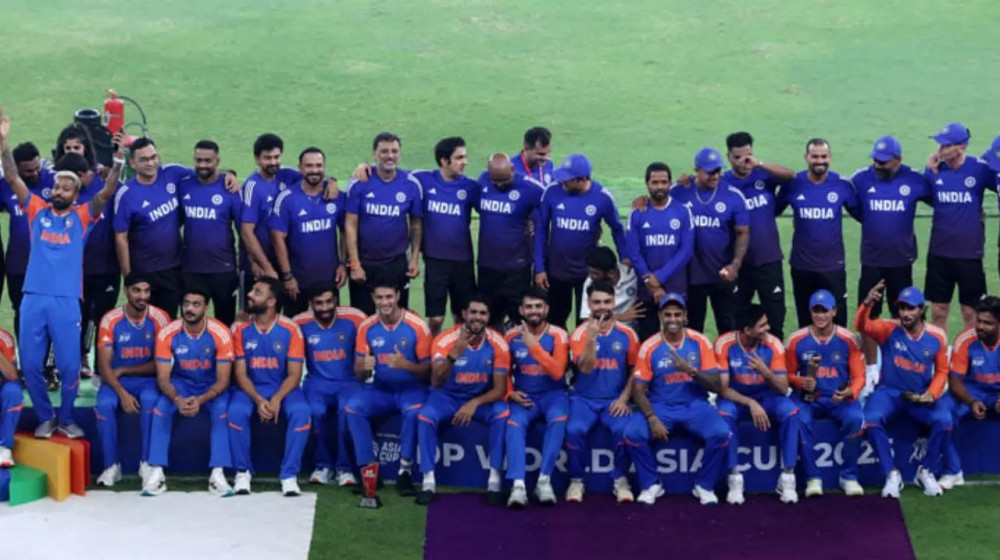 ভারতের জয় থেকে ট্রফি বিতর্ক, কী ঘটেছিল সেই এক ঘণ্টায় ভারতের জয় থেকে ট্রফি বিতর্ক, কী ঘটেছিল সেই এক ঘণ্টায়