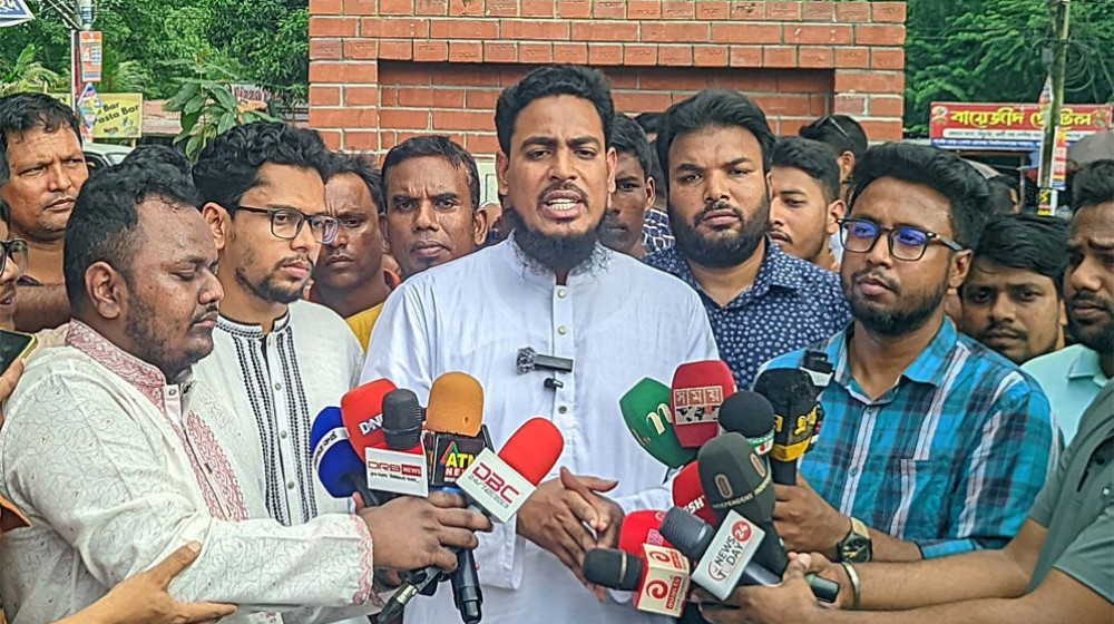 উপদেষ্টাদের ‘সেফ এক্সিটের’ পথ দেখালেন আখতার উপদেষ্টাদের ‘সেফ এক্সিটের’ পথ দেখালেন আখতার