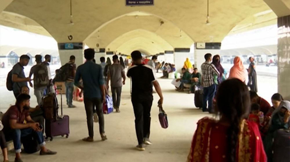 ঢাকা ছাড়ছেন রাজধানীবাসী, রেলস্টেশনে বাড়ছে ঘরমুখো মানুষের চাপ