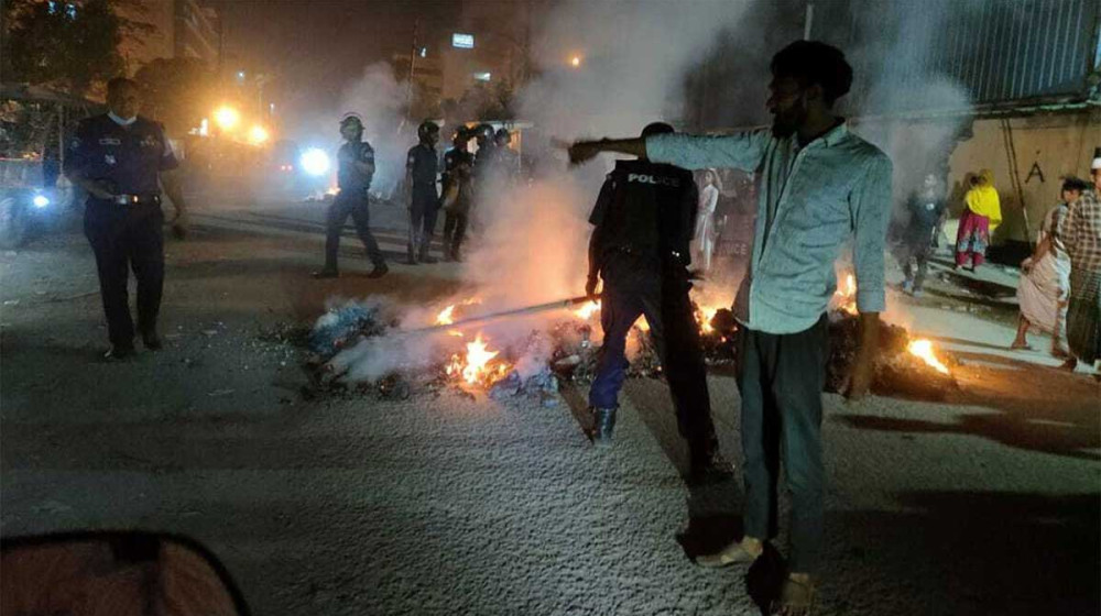 টঙ্গীতে সড়কে আগুন জ্বালিয়ে শ্রমিকদের বিক্ষোভ টঙ্গীতে সড়কে আগুন জ্বালিয়ে শ্রমিকদের বিক্ষোভ