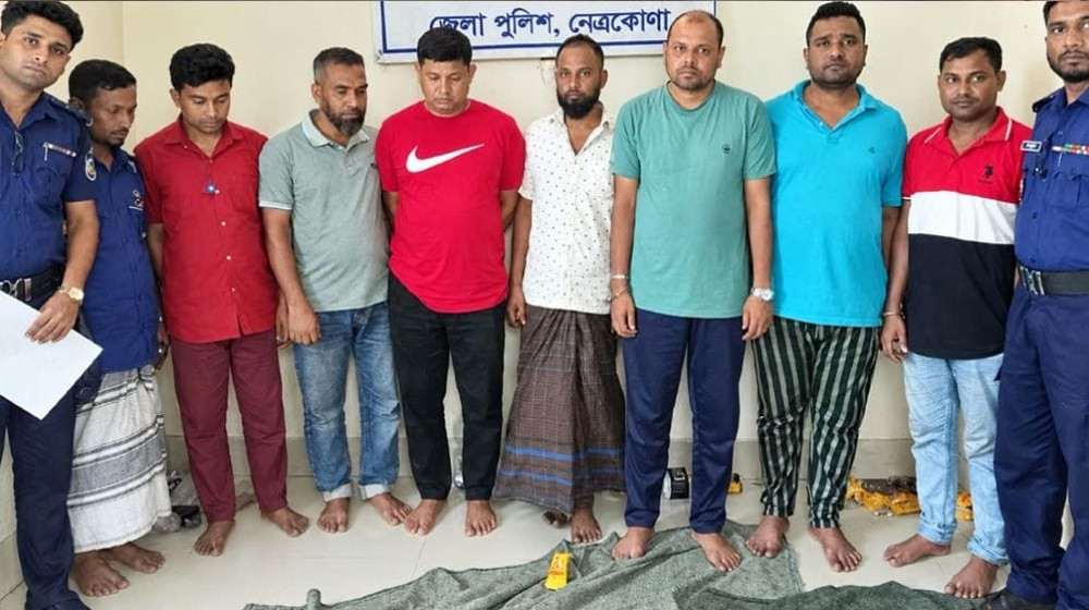 নেত্রকোণায় জুয়ার আসরে হাতেনাতে আটক  যুবদল নেতা, ফায়ার সার্ভিস-বিজিবি সদস্যসহ ৮ জন