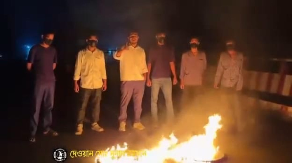 সড়কে টায়ার জ্বালিয়ে ছাত্রলীগের বিক্ষোভ; দুই জনকে মারধর করে পুলিশে দিলো ছাত্রদল