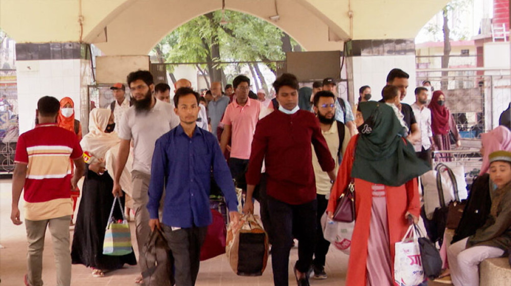 ঢাকায় ফিরছে কর্মজীবী মানুষ, অফিস খুলছে কাল