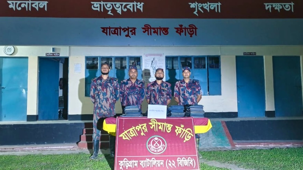 কুড়িগ্রামে বিভিন্ন সীমান্তে ভারতীয় ইয়াবা ট্যাবলেট,প্যান্টপিস ওবিভিন্ন চোরাচালানী মালামালসহ ২ জন আটক