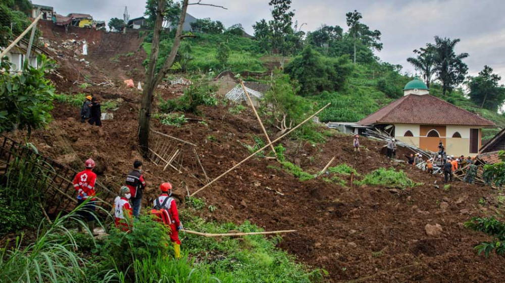 ইন্দোনেশিয়ায় ভূমিধসে ১৯ জনের মৃত্যু