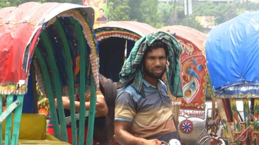 তীব্র গরমে অতিষ্ঠ জনজীবন