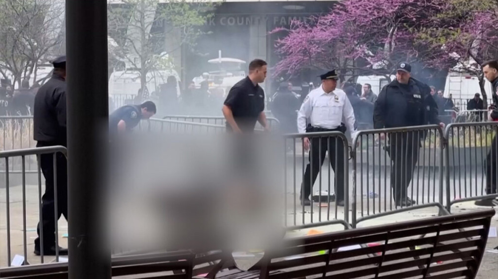 আদালতের ভেতরে ট্রাম্প, বাইরে শরীরে আগুন দিলেন যুবক