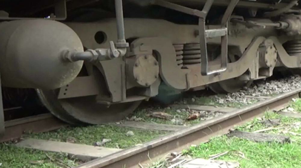 কক্সবাজারে বিশেষ ট্রেনের ইঞ্জিন লাইনচ্যুত, যোগাযোগ বন্ধ কক্সবাজারে বিশেষ ট্রেনের ইঞ্জিন লাইনচ্যুত, যোগাযোগ বন্ধ