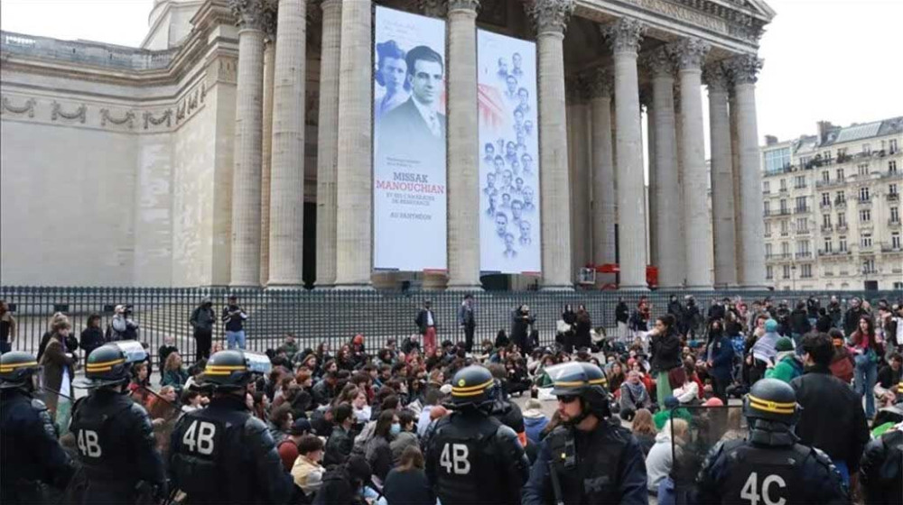 মার্কিন শিক্ষার্থীদের সঙ্গে একাত্মতা, বিক্ষোভ প্যারিসেও মার্কিন শিক্ষার্থীদের সঙ্গে একাত্মতা, বিক্ষোভ প্যারিসেও