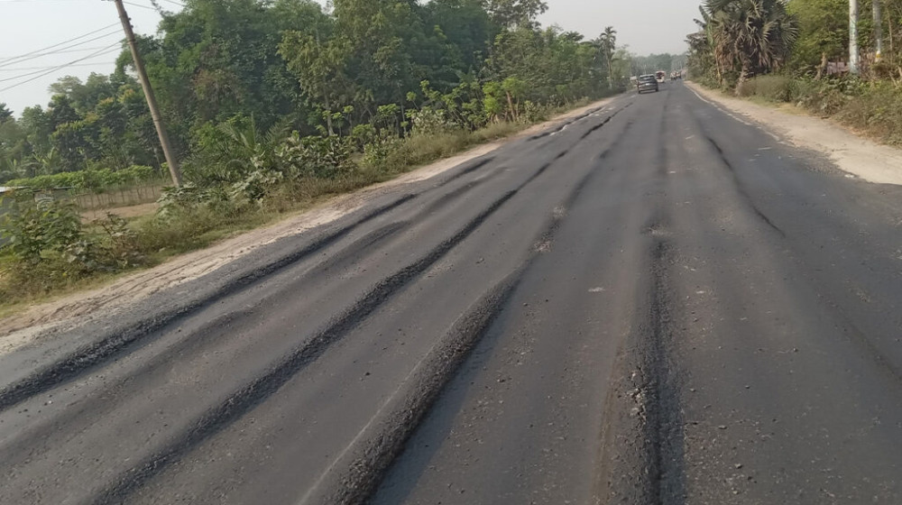 ঝিনাইদহ-যশোর মহাসড়কে ঢেউ খেলানো রাস্তা যেন মৃত্যু ফাঁদ
