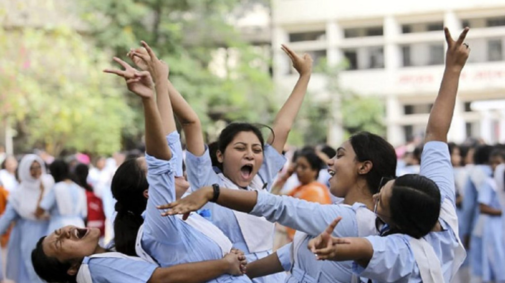 এসএসসির ফলে জিপিএ-৫ ও পাশের হারে এগিয়ে ছাত্রীরা