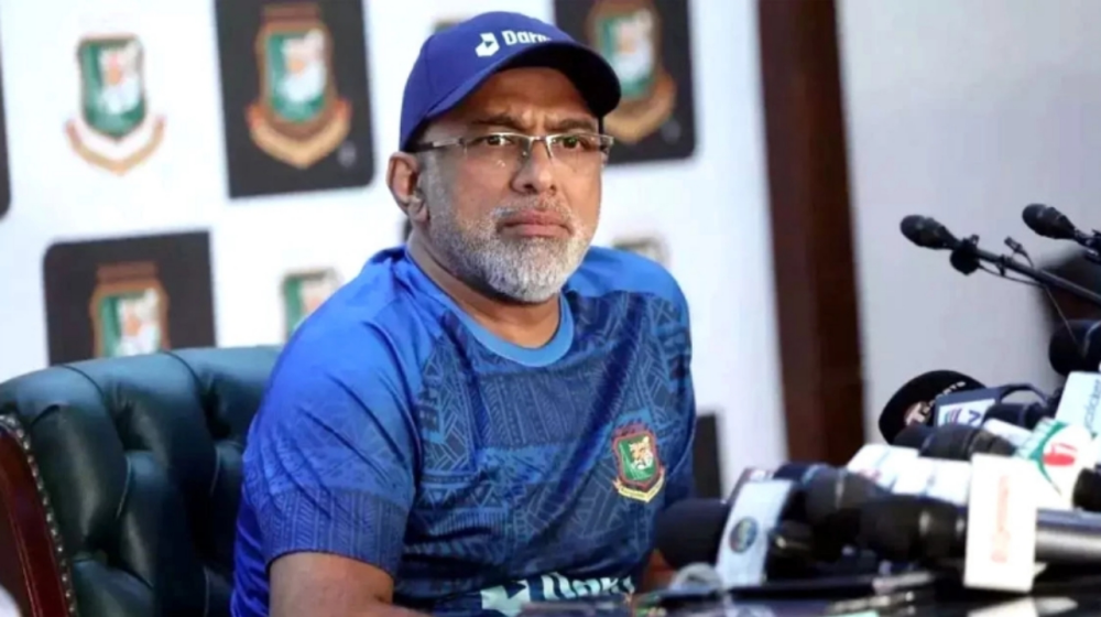 হাথুরুসিং বরখাস্ত, নতুন কোচ সিমন্স